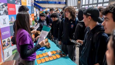 Usach fortaleció vínculo con el Instituto Nacional en feria exclusiva organizada por el Departamento de Admisión